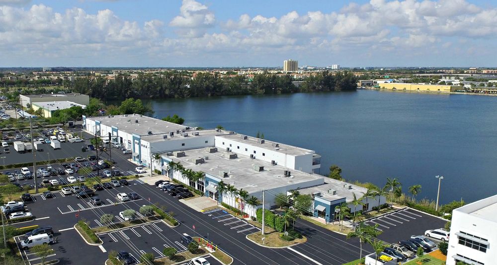 Lake's Edge : 9000 NW 15 Street, Doral, FL 33172
